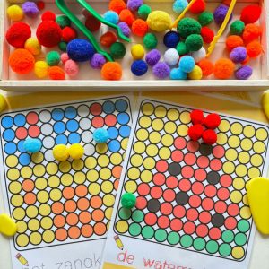 Spelen met kleuren en pompons thema zomer